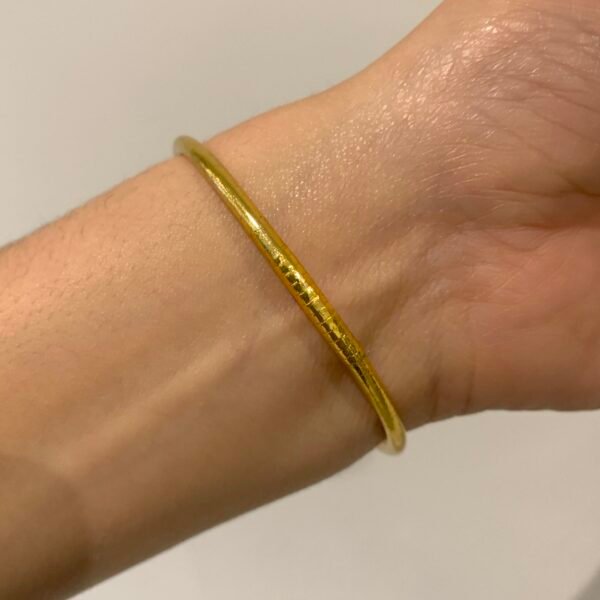 Pulsera fine budista de silicona color oro BB00157